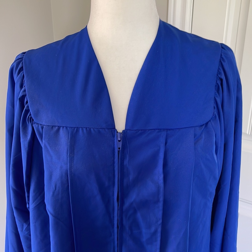 Graduation gown - Picture 3 of 4